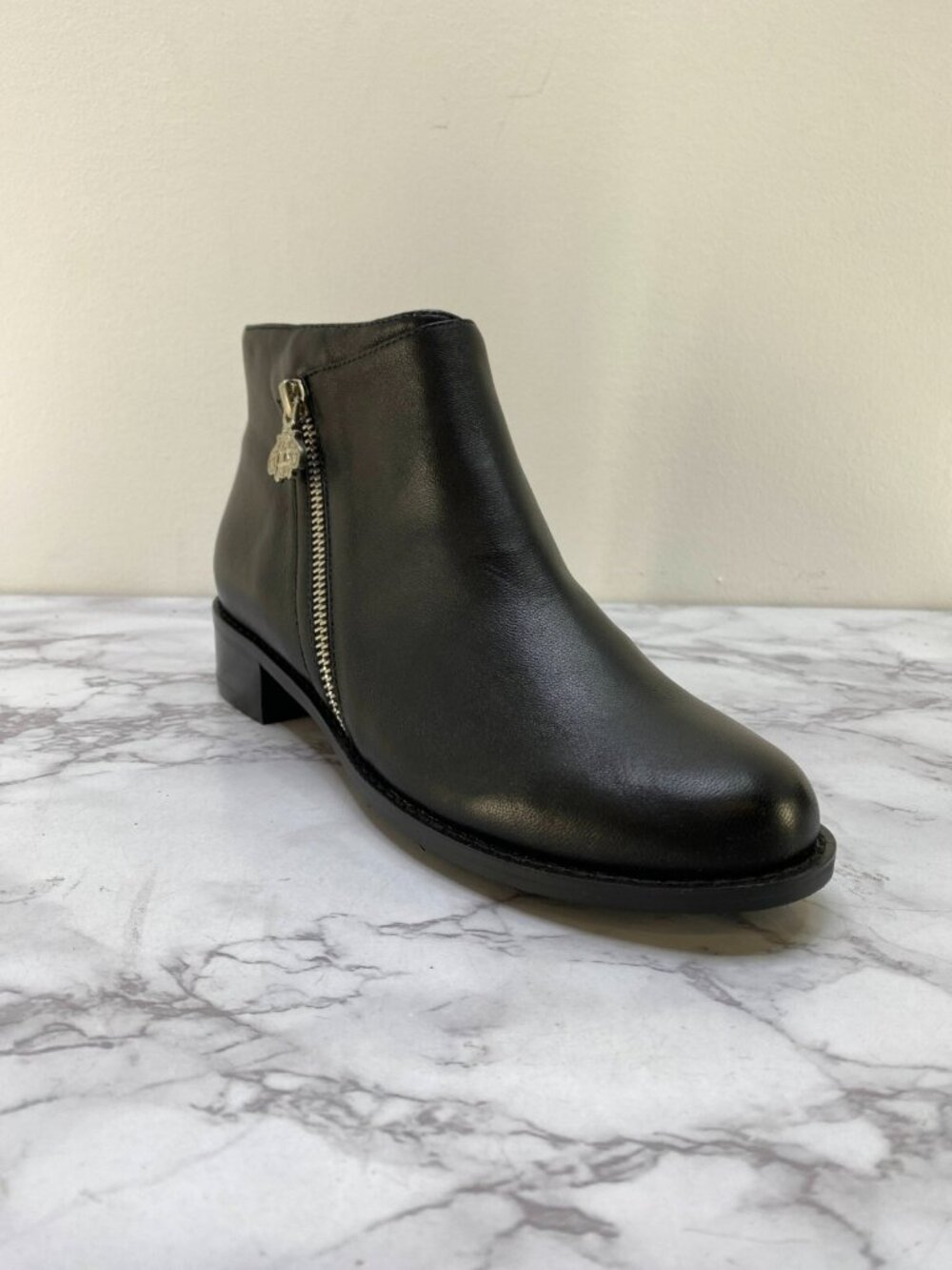 Bettye Muller Concepts Trinity Black Leather Zip Up Ankle Boots Sz 6